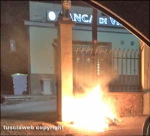 Viterbo - Il secchio di spazzatura dato alle fiamme
