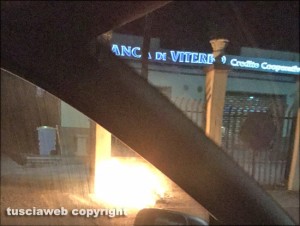 Viterbo - Il secchio di spazzatura dato alle fiamme 