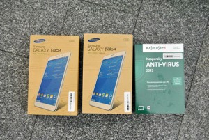 Parte del materiale informatico sequestrato dalla polizia