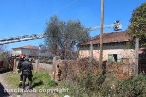 Vetralla - I vigili del fuoco spengono l'incendio nel casale