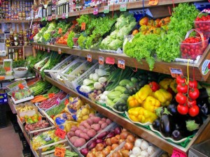 Un negozio di frutta e verdura