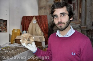 Il ricercatore Alberto Pichardo Gallardo con in mano uno dei reperti