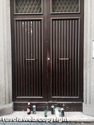 Rifiuti davanti alla porta di casa