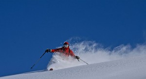 Uno sciatore sulla neve