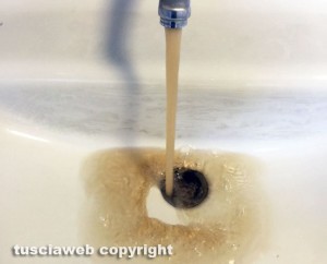 Acqua colorata dai rubinetti di Belcolle