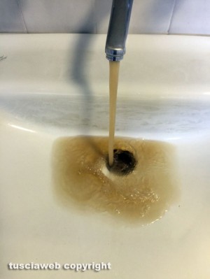 Acqua colorata dai rubinetti di Belcolle