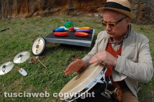 Castro - Roberto Pecci prova le sue percussioni “en plein air” presso alcuni “semi” della “Bellezza della terra dei pirati”