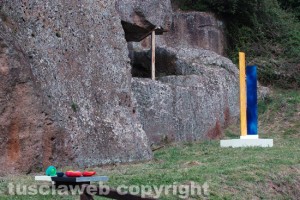 Castro - “La bellezza della terra dei pirati” - Le installazione d'arte contemporanea a cura dei maestri castrensi Bozzini e Melaragni, “semi” e steli presso la tomba etrusca in località Ss. Crocifisso