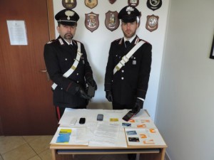 I carabinieri di Soriano del cimino con gli oggetti sequestrati