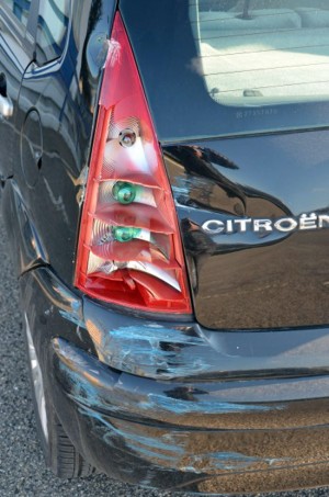 L'auto che ha sbattuto contro il cancello della caserma