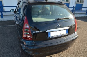 L'auto che ha sbattuto contro il cancello della caserma