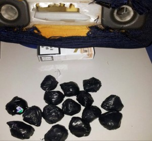 La droga e i soldi sequestrati dai carabinieri
