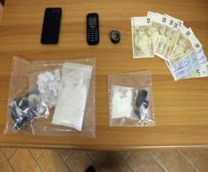 La droga e i soldi sequestrati dai carabinieri