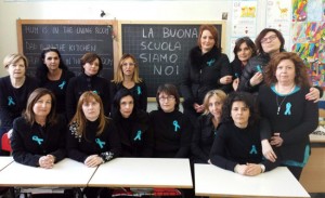 Le insegnanti vestite a lutto