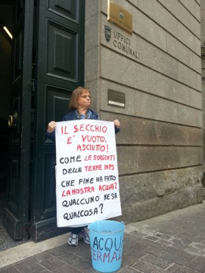 Il flash mob sotto gli uffici del Comune di Viterbo