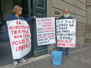 Il flash mob sotto gli uffici del Comune di Viterbo