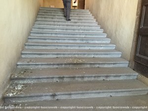 Viterbo - Pasquetta - Gli escrementi sulle scale di palazzo dei Priori