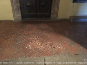 Viterbo - Pasquetta - Gli escrementi sulle scale di palazzo dei Priori