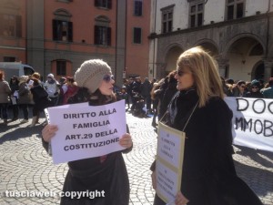 Viterbo - Docenti immobilizzati in protesta a piazza del Plebiscito