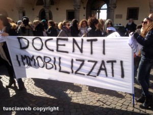 Viterbo - Docenti immobilizzati in protesta a piazza del Plebiscito