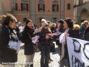 Viterbo - Docenti immobilizzati in protesta a piazza del Plebiscito