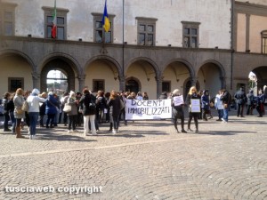 Viterbo - Docenti immobilizzati in protesta a piazza del Plebiscito