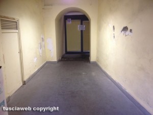 Viterbo - Il pozzetto che perde all'interno dell'ufficio tributi del comune