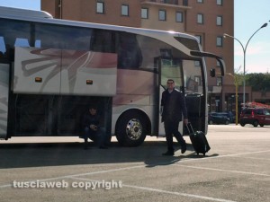 L'assessore Giacomo Barelli sale sul pullman diretto a Expo