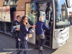 Gli assessori salgono sul pullman diretto a Milano