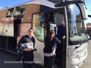 Gli assessori salgono sul pullman diretto a Milano