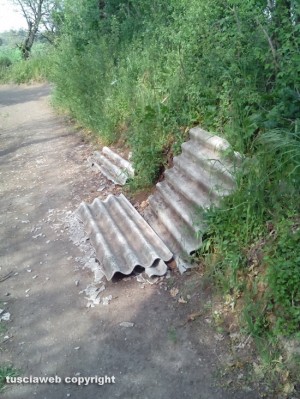 Lastre di eternit sulla via Francigena