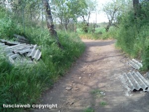 Lastre di eternit sulla via Francigena