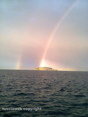 Doppio arcobaleno sull'isola Martana