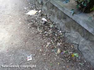 Viterbo - Scale piene di rifiuti in via Manni