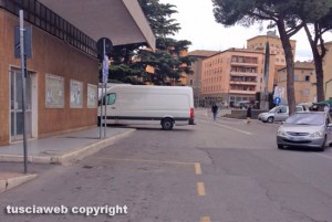 Viterbo - Parcheggio selvaggio a piazza dei Caduti