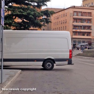 Viterbo - Parcheggio selvaggio a piazza dei Caduti
