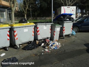 Viterbo - Rifiuti in viale Trento