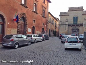 Tuscania - Parcheggio selvaggio in via della Libertà