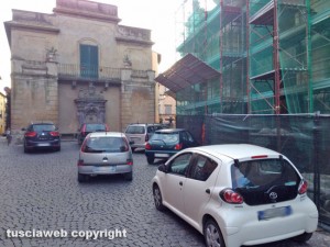 Tuscania - Parcheggio selvaggio in via della Libertà