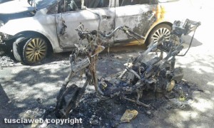 Viterbo - Lo scooter incendiato a Santa Barbara