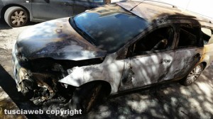Viterbo - La macchina incendiata a Santa Barbara
