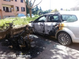Viterbo - La macchina e lo scooter incendiati a Santa Barbara