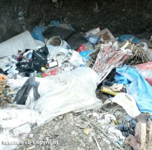 Viterbo - Rifiuti abbandonati in strada Riello