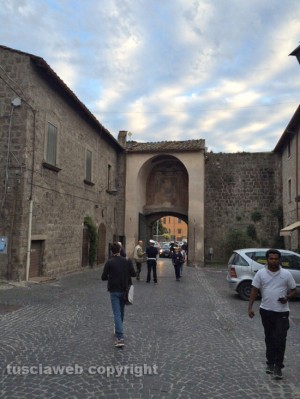 Viterbo - Crolla il tetto della porta del Carmine