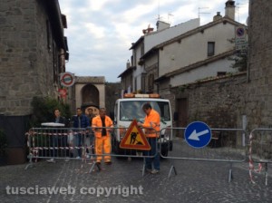 Viterbo - Crolla il tetto della porta del Carmine - Le transenne