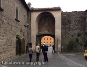 Viterbo - Crolla il tetto della porta del Carmine