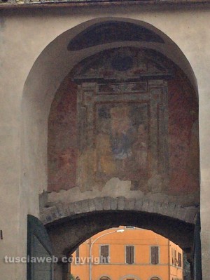 Viterbo - Crolla il tetto della porta del Carmine