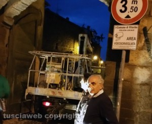 Viterbo - Crolla il tetto della porta del Carmine - I lavori nella notte con l'assessore Alvaro Ricci
