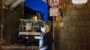 Viterbo - Crolla il tetto della porta del Carmine - I lavori nella notte con l'assessore Alvaro Ricci