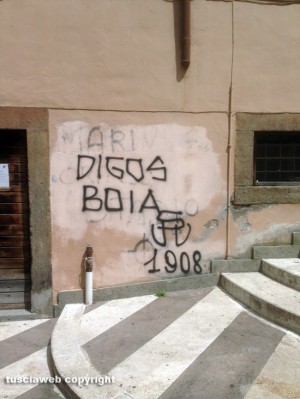 Viterbo - Scritte sui muri a piazza Fani, di fronte alla Provincia